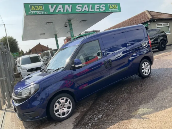 2023 Vehicle Exterior Colour photo 1