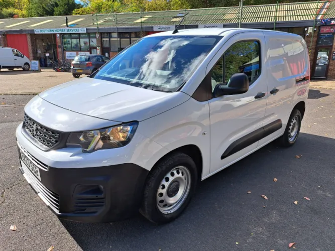 2023 Peugeot Partner photo 1