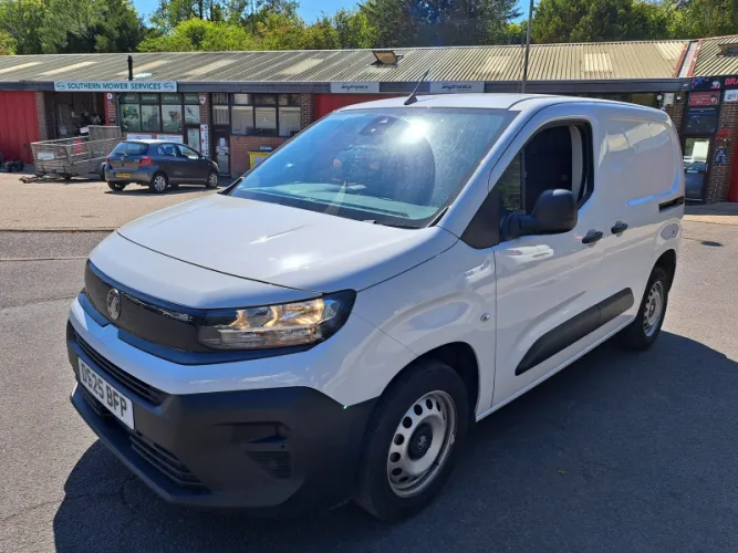 2025 Vauxhall Combo photo 1