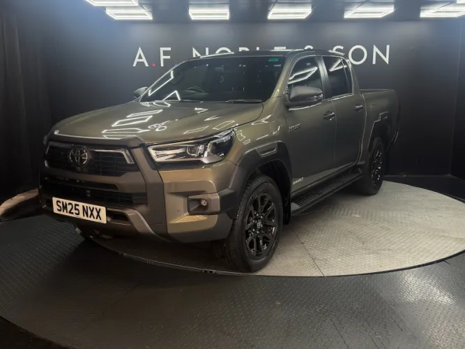 2025 Toyota Hilux photo 1