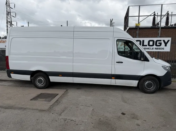 2019 Mercedes-Benz Sprinter photo 1