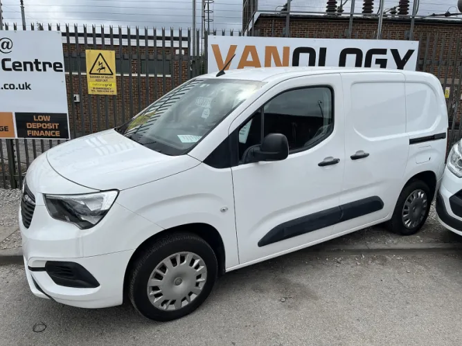2020 Peugeot Partner photo 1