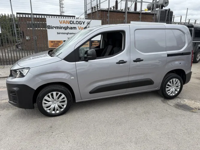 2021 Peugeot Partner photo 1