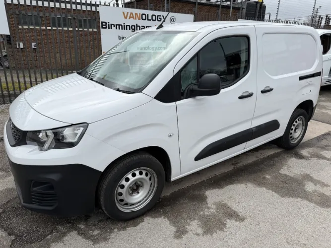 2024 Peugeot Partner photo 1
