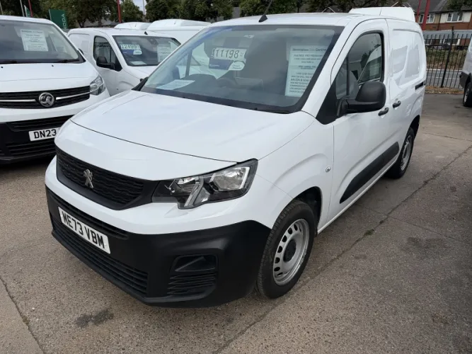 2024 Peugeot Partner photo 1