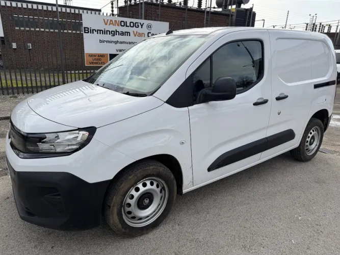 2025 Vauxhall Combo photo 1
