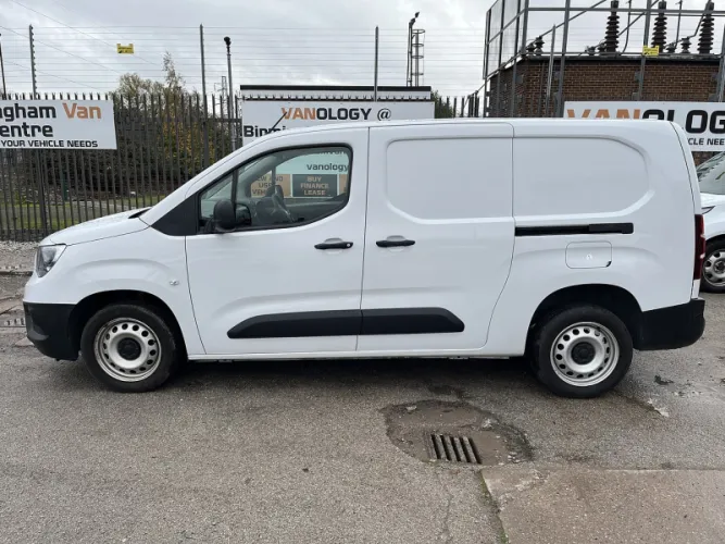 2022 Vauxhall Combo photo 1