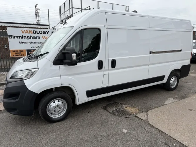 2022 Vauxhall Movano photo 1