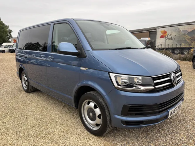 2017 VOLKSWAGEN TRANSPORTER SHUTTLE photo 1