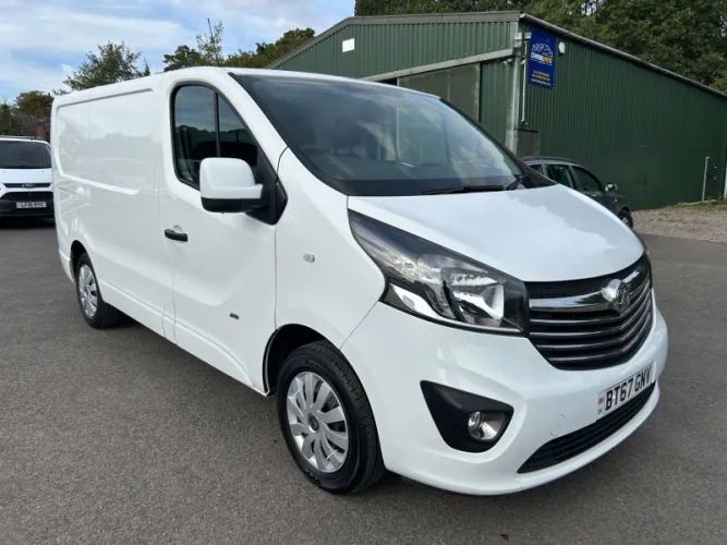 2017 Vauxhall Vivaro photo 1