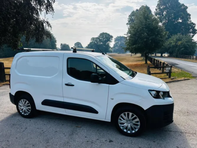 2021 PEUGEOT PARTNER photo 1