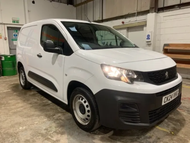 2024 Peugeot Partner photo 1