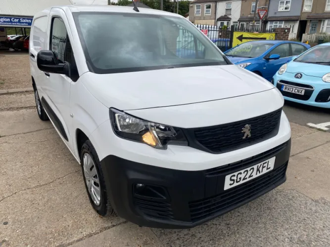 2022 Peugeot Partner photo 1