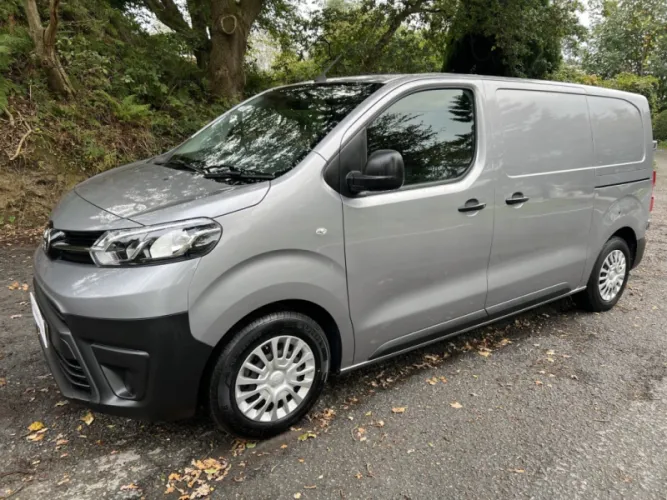 2023 TOYOTA PROACE photo 1