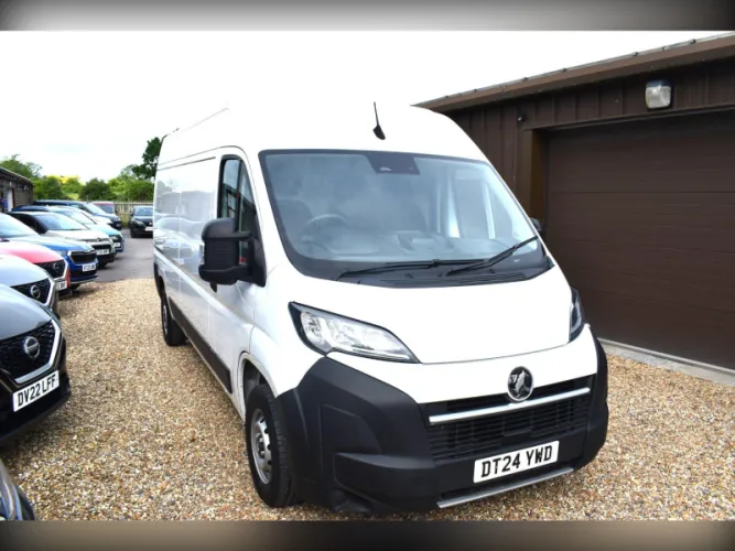 2024 Vauxhall Movano photo 1