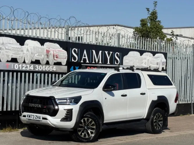 2023 Toyota Hilux photo 1