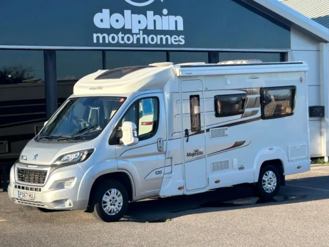 2018 Your selected motorhomes to photo 1