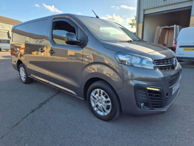 2022 Vauxhall VIVARO photo 1