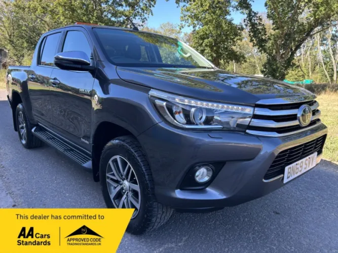 2019 TOYOTA HILUX photo 1