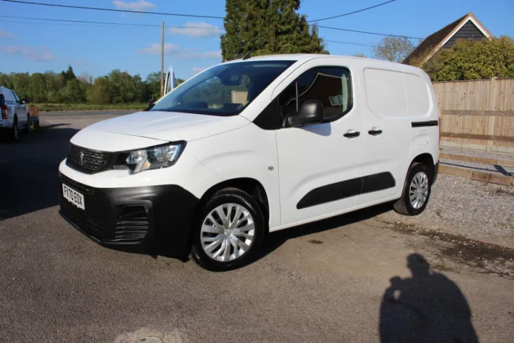 2021 Peugeot Partner photo 1
