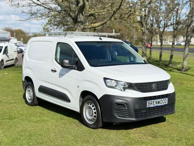 2024 Peugeot Partner photo 1