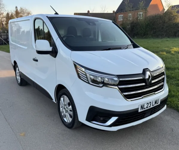 2023 RENAULT TRAFIC photo 1