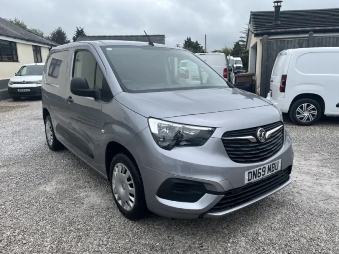 2019 VAUXHALL COMBO photo 1
